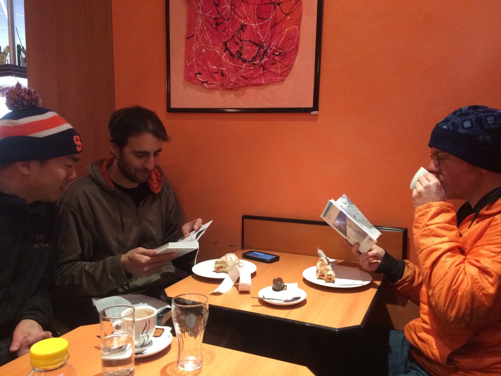 baguettes, guide books, and café (photo credit: R. Kappe)